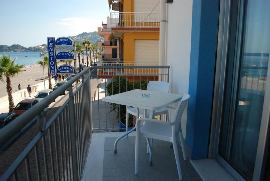 Maniel Beach Hotel Letojanni Δωμάτιο φωτογραφία